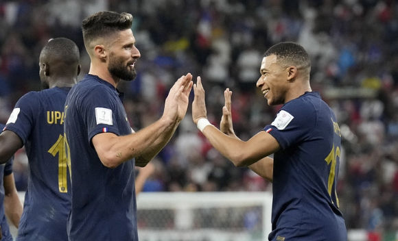 프랑스 축구대표팀의 올리비에 지루(왼쪽)와 킬리안 음바페가 16강전에서 만난 폴란드를 상대로 새로운 기록을 써냈다. [사진=뉴시스]