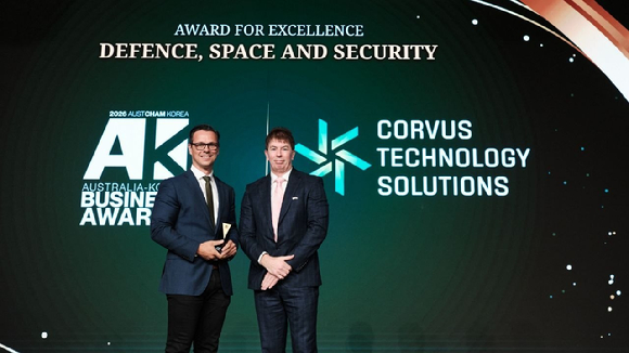 로스 그레고리 주한 호주상공회의소 회장(오른쪽)이 닉 윌리엄스 코버스 CEO(왼쪽)에게 상을 수여하고 있다. [사진=한화에어로스페이스]