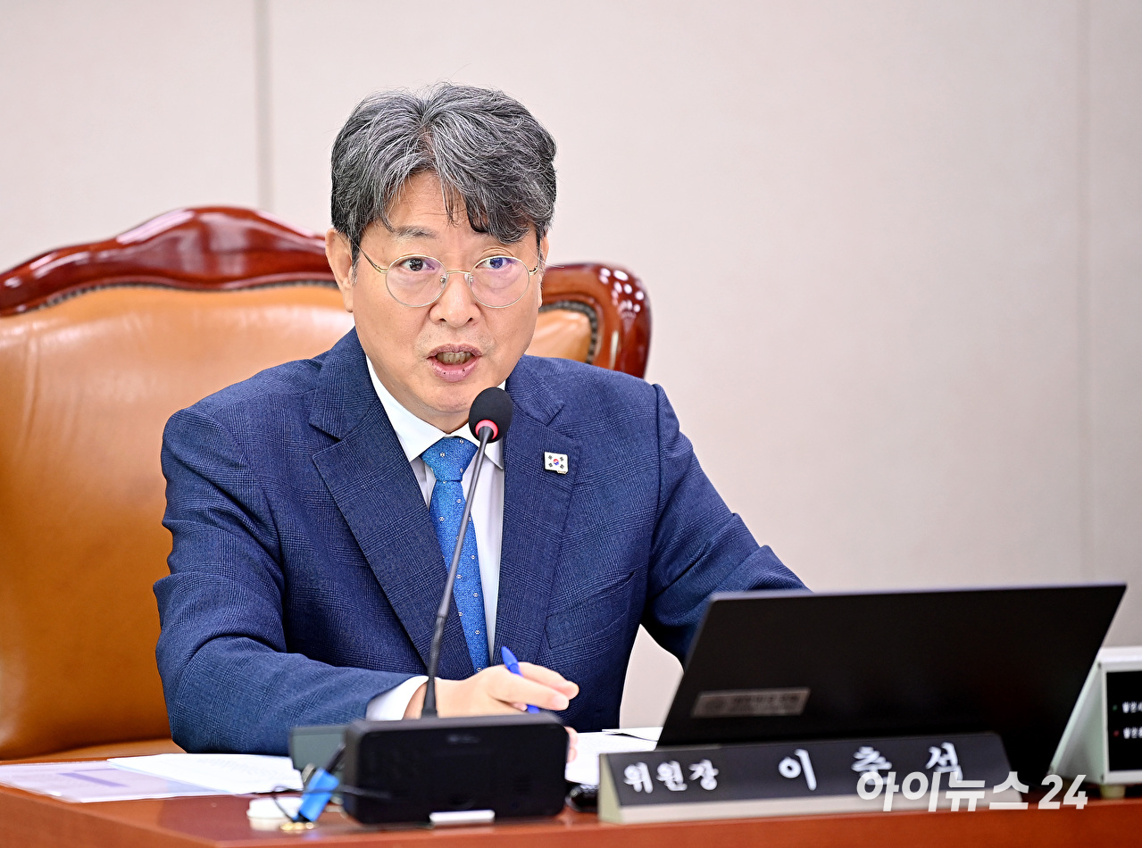 이춘석 법사위원장이 18일 오전국회 법제사법위원회에서 열린 오영준 헌법재판소 재판관 후보자 인사청문회에서 회의를 주재하고 있다. [사진=곽영래 기자]