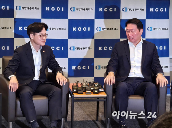 김정관 산업통상자원부 장관(왼쪽)과 최태원 대한상공회의소 회장이 4일 대한상공회의소서 면담을 하고 있다. [사진=최란 기자]