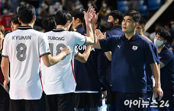 대한민국 허수봉과 임도헌 감독이 28일 오후 서울 잠실학생체육관에서 열린 '2022 국제배구연맹(FIVB) 발리볼챌린저컵' 8강전 대한민국과 호주의 경기에서 세트 스코어 3-2(23-25, 25-23, 25-18, 22-25, 15-13)로 승리를 거둔 후 하이파이브를 하고 있다. [사진=아이뉴스24 포토 DB]