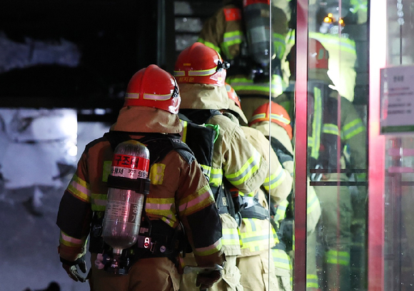 '이태원 참사' 현장에 지원을 나갔던 30대 소방관이 우울증에 시달리다 숨진 채 발견된 가운데 참사 현장에 출동했던 또 다른 소방관도 지난달 사망한 사실이 전해졌다.소방관들이 화재 현장에서 인명 수색을 위해 이동하고 있다. 기사와 직접적인 관련이 없는 이미지. [사진=연합뉴스]