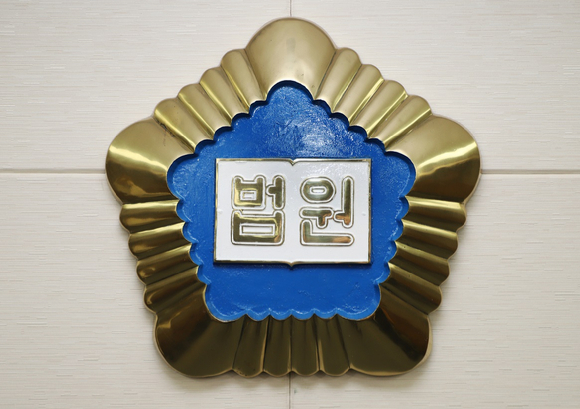 전 남자친구에게 여러 차례 흉기를 휘둘러 살해하려 한 20대 여성이 중형을 선고받았다. 기사와 직접적인 관련이 이미지. [사진=픽셀스]