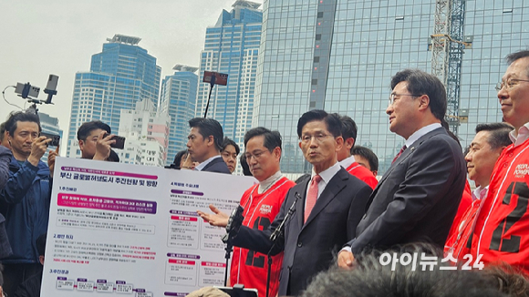 국민의힘 김문수 대선 후보가 13일 부산국제금융센터(BIFC)에서 산업은행 이전 관련 현장방문에 나서 설명을 들은 뒤 부산 시민들에게 공약을 발표하고 있다. 2025.5.13 [사진=김보선 기자]