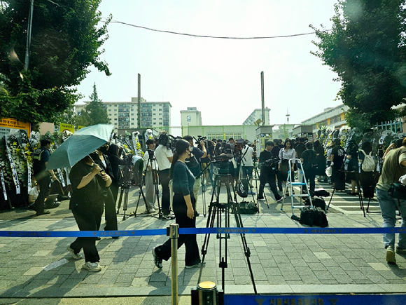 지난달 20일 초등학교 교사가 극단적인 선택을 한 서이초 정문 인근에 추모 행렬이 이어지고 있다. [사진=아이뉴스24 포토DB]