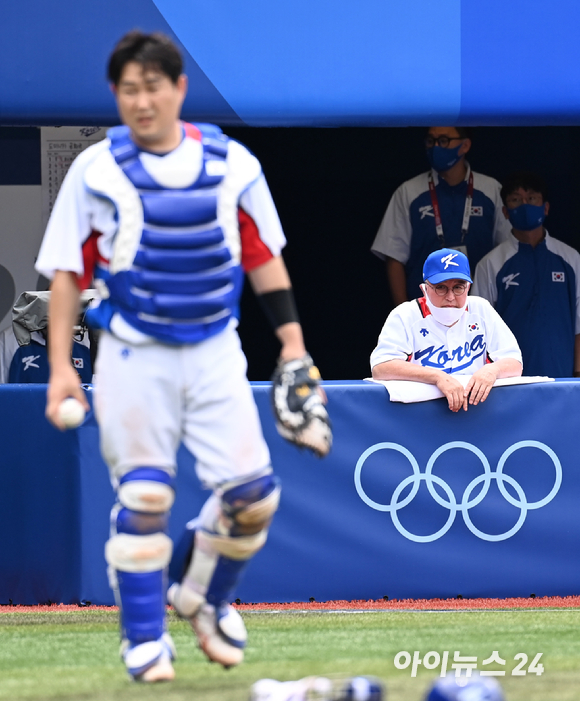 7일 일본 가나가와현 요코하마 스타디움에서 2020 도쿄올림픽 야구 한국과 도미니카공화국의 동메달결정전이 펼쳐졌다. 한국 김경문 감독이 4회초 고우석의 투구가 뒤로 빠지자 아쉬워하고 있다.