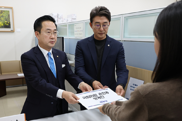 더불어민주당 박성준·노종면(오른쪽) 의원이 명태균 씨 회유 의혹을 받는 국민의힘 윤한홍 의원에 대한 징계안을 20일 오후 서울 여의도 국회 의안과에 제출하고 있다. 2024.11.20 [사진=연합뉴스]