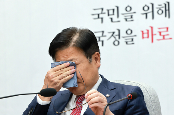 국민의힘 장동혁 대표가 2일 국회에서 열린 당 국정감사 종합상황실 현판제막식에 참석해 현판을 제막한 뒤 인사말하고 있다. 2026.10.2 [사진=연합뉴스]