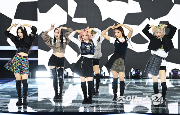 그룹 버가부가 22일 오후 서울 마포구 상암동 SBS 프리즘 타워에서 열린 데뷔 쇼케이스 '프릭 오어 버가부'(PRICK or bugAboo)에서 멋진 무대를 선보이고 있다.
