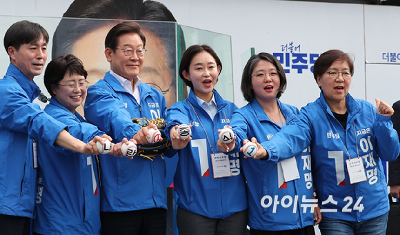 제21대 대통령선거 사전투표일인 29일 더불어민주당 이재명 후보가 서울 송파구 종합운동장역 앞 광장에서 열린 강동구·송파구 집중유세에서 지지를 호소하고 있다. [사진=곽영래 기자]