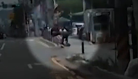 경찰이 무면허 상태로 킥보드를 타던 10대를 단속하는 과정에서 과잉 대응 논란에 휘말렸다. 사진은 의식을 잃은 A군에게 심폐소생술을 하고 있는 경찰. [사진=SBS보도화면]