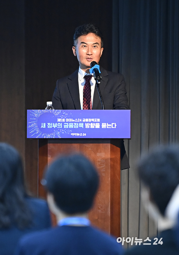 '제5회 아이뉴스24 금융정책포럼'이 '새 정부의 금융정책 방향을 묻는다'를 주제로 19일 서울 중구 은행회관 국제회의실에서 열렸다. 황세운 자본시장연구원 선임연구위원이 기조발제를 하고 있다. [사진=곽영래 기자]