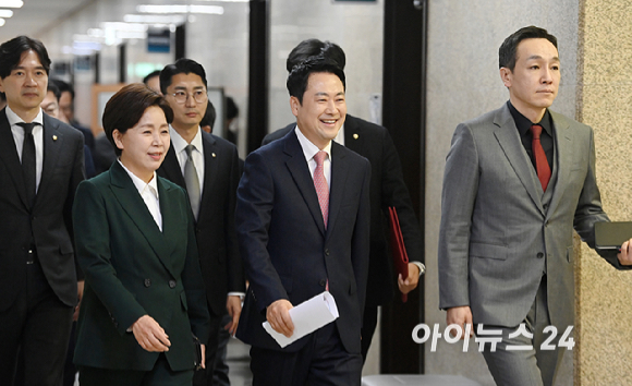 장동혁 국민의힘 대표와 최고위원들이 16일 서울 여의도 국회에서 열린 최고위원회의에 참석하고 있다. [사진=곽영래 기자]