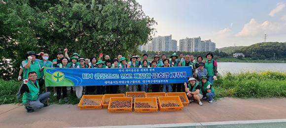 대구 북구 새마을회 지도자들이 금호강 가꾸기 줍깅 활동 후 기념촬영을 하고 있다. [사진=북구청]