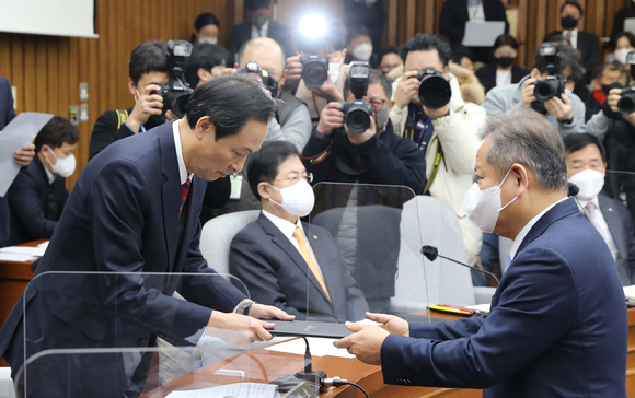 이상민 행정안전부 장관이 6일 국회에서 열린 용산 이태원 참사 국정조사 2차 청문회에서 우상호 위원장에게 증인 선서문을 제출하고 있다. [사진=뉴시스]