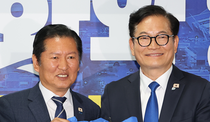 인천 연수갑 국회의원 보궐선거에 전략 공천된 송영길 전 대표가 24일 인천 연수구 정지열 인천 연수구청장 후보 선거사무소에서 열린 최고위원회의에서 발언하고 있다. 2026.4.24 [사진=연합뉴스]