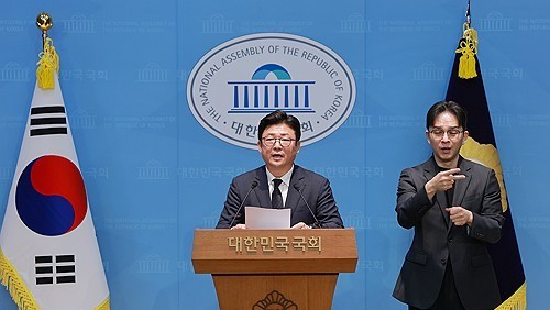 '경찰청장 공석 장기화' 규탄 기자회견하는 강명구 행안위 간사 (서울=연합뉴스) 신현우 기자 = 국회 행정안전위원회 야당 간사인 국민의힘 강명구 의원이 2일 국회 소통관에서 경찰청장 공석 장기화를 규탄하고 있다. 2026.9.2 [사진=연합뉴스]