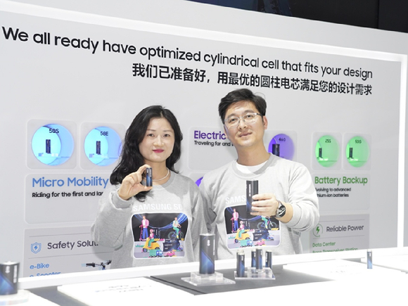 삼성SDI 직원들이 5일(현지시간) 중국 상해에서 개최된 '차이나 사이클 쇼 2024'에서 원통형 배터리 제품을 소개하고 있다. [사진=삼성SDI]
