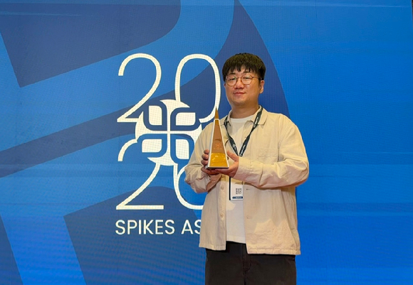 지난 12일 싱가포르에서 열린 '2026 스파이크스 아시아' 시상식에서 서준석 G마켓 브랜드마케팅팀 피플리더가 기념사진을 촬영하고 있다. [사진=G마켓]