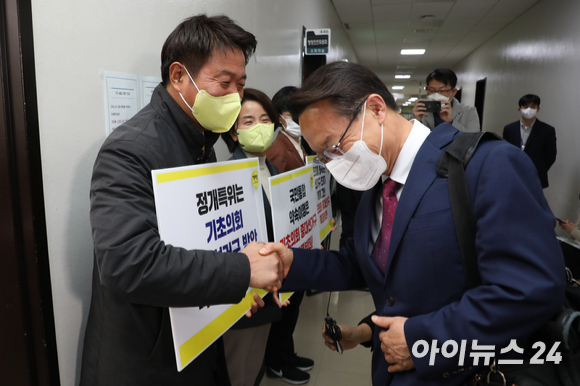 지난 22일 국회에서 열린 정치개혁 특별위원회 공직선거법 및 지방선거구제개편 심사 소위원회 회의장 앞에서 조해진 소위원장(오른쪽)과 여영국 정의당 대표가 악수를 나누고 있다. [사진=김성진 기자]