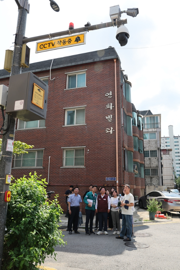 박강수 마포구청장이 관계 공무원들과 함께 CCTV 설치 현장을 점검하고 있다. [사진=마포구]