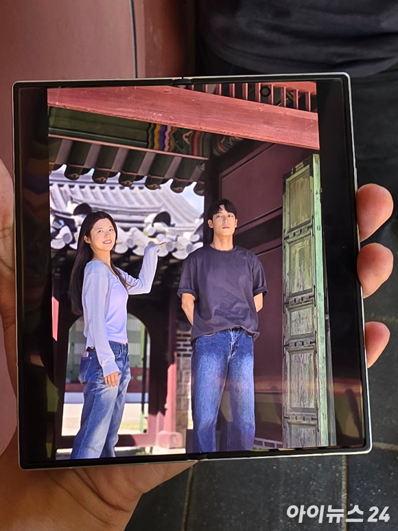 고병권 삼성전자 MX사업부 비주얼솔루션팀 프로가 '갤럭시 Z 폴드8 울트라 카메라 브리핑'에서 개선된 인물 모드를 소개하고 있다. [사진=황세웅 기자]