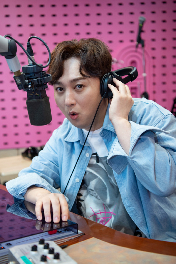 지상렬 윤의준PD가 18일 SBS 파워&middot;러브FM 새 프로그램 론칭 기자간담회에서 포즈를 취하고 있다. [사진=SBS]