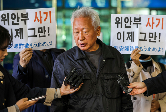 위안부 매춘 발언'으로 명예훼손 혐의로 재판에 넘겨진 류석춘 전 연세대학교 교수가 24일 서울 마포구 서울서부지방법원에서 열린 항소심 선고 재판을 마친 뒤 취재진 앞에서 질문에 답하고 있다. [사진=뉴시스]