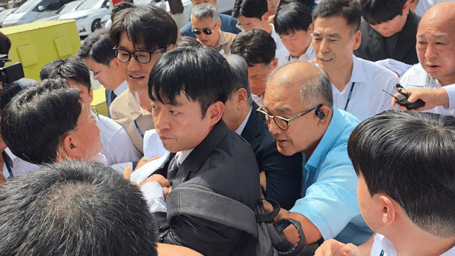 김형석 독립기념관장이 8일 국회 소통관에서 기자회견을 마치고 계단을 내려오다가 취재진에 둘러 싸여 있다. [사진=라창현 기자]