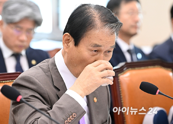 권오을 국가보훈부 장관이 28일 서울 여의도 국회에서 열린 정무위원회의 국가보훈부, 국무조정실 등 국정감사에 출석하고 있다. [사진=곽영래 기자]