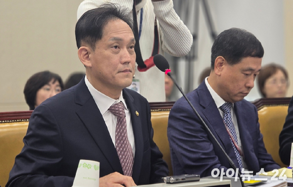 2일 오전 방송통신위원회 등을 대상으로 하는 국회 과학기술정보방송통신위원회 국정감사에서 김태규 방통위원장 직무대행이 좌석에 착석해 있는 모습. [사진=안세준 기자]