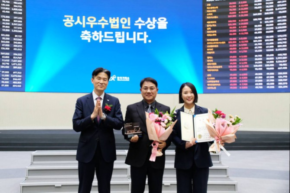 민경욱 한국거래소 코스닥시장본부장, 최종원 헥토파이낸셜 대표이사, 전지은 헥토파이낸셜 IR실장 [사진=헥토파이낸셜]