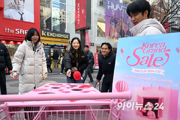 문화체육관광부와 한국방문의해위원회가 외국인의 방한 관광과 소비를 촉진하기 위한 쇼핑관광축제 '2026 코리아그랜드세일'을 내년 2월 22일까지 개최한다. 17일 서울 명동 에잇세컨즈 매장에서 외국인 관광객이 케이팝데몬헌터즈 협업 상품을 살펴보고 있다. [사진=정소희 기자]