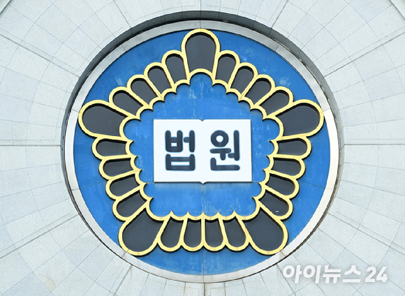 일면식도 없었던 여성을 골목에 끌고 가 무차별 폭행한 40대 남성이 1심에 이어 항소심에서도 중형을 받았다. 기사와 무관한 사진. [사진=Pexels@Black Bird]