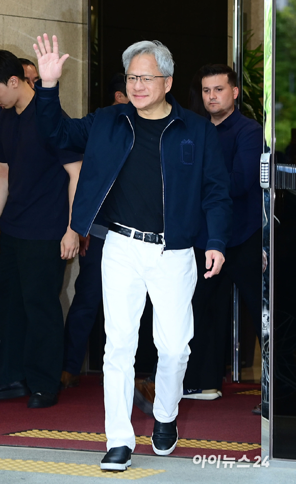 젠슨 황 엔비디아 최고경영자(CEO)가 5일 오후 전세기를 통해 서울김포비즈니스항공센터로 입국하고 있다. [사진=정소희 기자]
