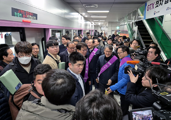 박상우 국토교통부 장관과 이성해 국가철도공단 이사장이 30일 오전 5시30분 동탄역을 출발한 GTX-A 열차를 타고 같은날 오전 5시50분 수서역에 도착하고 있다. [사진=뉴시스]
