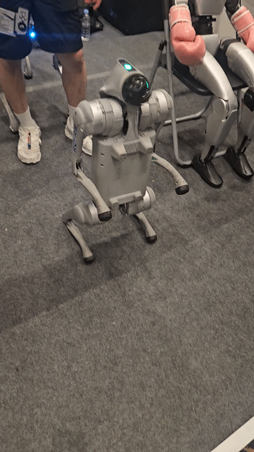 테솔로의 부스에서 연구원이 로봇 핸드 'DG-5F'를 통해 종이접기 데모를 선보이고 있다 [사진=설재윤 기자]