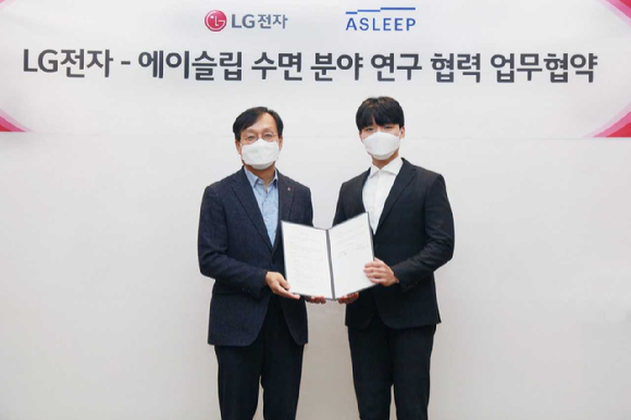 지난 23일 서울 금천구에 위치한 LG전자 가산R&D캠퍼스에서 오세기 LG전자 H&A연구센터장 부사장(왼쪽), 이동헌 에이슬립 대표가 참석한 가운데 '수면 분야 연구 협력'을 위한 업무협약(MOU)을 체결했다. [사진=LG전자]