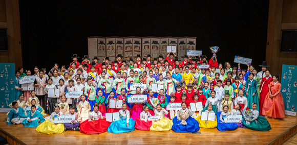 지난 2일 서울남산국악당 크라운해태홀에서 열린 '제13회 모여라!! 한음(국악)영재들' 시상식에서 수상자들이 함께 기쁨을 나누고 있다. [사진=크라운해태제]