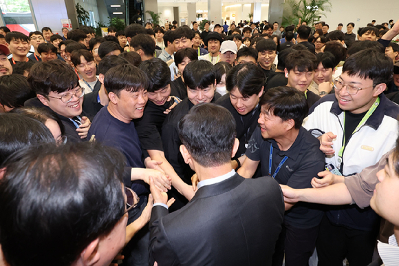 국민의힘 김문수 대선 후보가 26일 경기 평택시 삼성전자 평택캠퍼스를 방문해 간담회를 갖고 인사말을 하고 있다. [사진=연합뉴스]