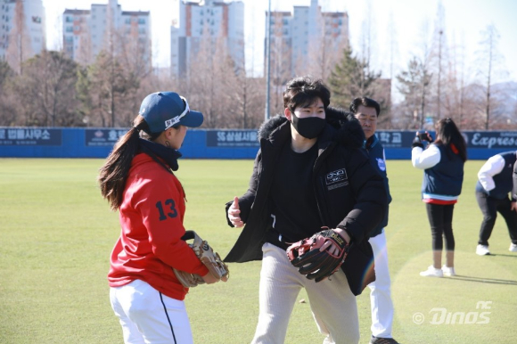 NC 다이노스 박민우(내야수)가 창원시 여자야구팀 창미야 훈련장을 직접 찾아 선수들에게 기본기에 대해 설명하고 있다. [사진=NC 다이노스]