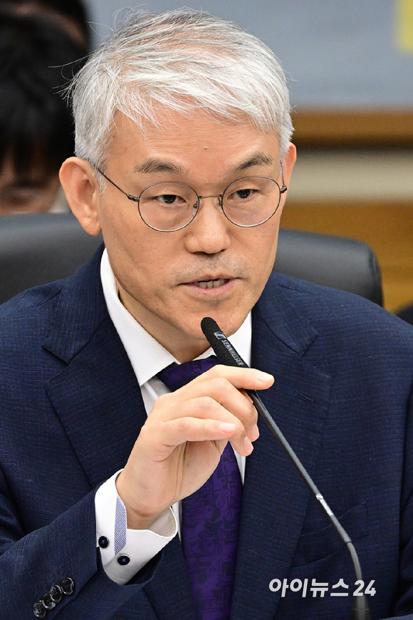 천대엽 법원행정처장이 15일 서울 서초구 대법원에서 열린 국회 법제사법위원회의 대법원에 대한 현장 국정감사에 출석해 추미애 위원장의 발언에 답변하고 있다. [사진=국회사진기자단]