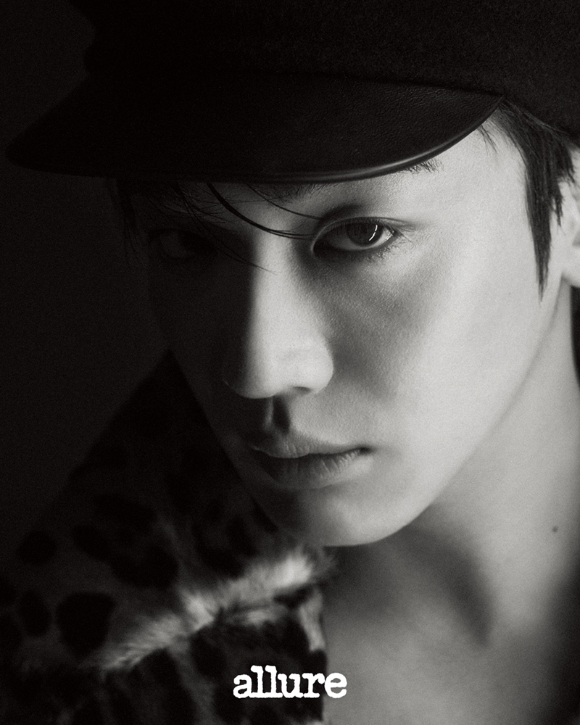 가수 겸 배우 김요한이 화보 촬영에서 포즈를 취하고 있다. [사진=얼루어]