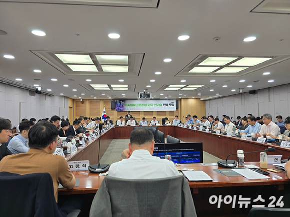 8일 오전 국회의원회관에서 열린 피지컬 AI 프론티어 강국 신기술 전략포럼에서 신동주 모빌린트 대표가 발표하고 있는 모습. [사진=안세준 기자]