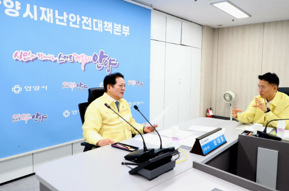 최대호 안양시장이 18일 경기도-시군 재난안전대책본부 회의에서 화재 취약 시설 관리 강화를 지시하고 있다. [사진=안양시]