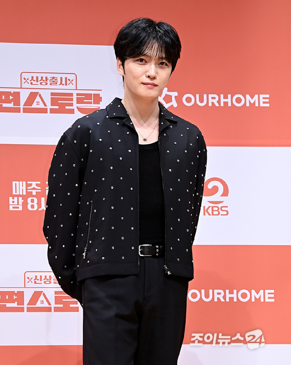 가수 김재중이 27일 오후 서울 여의도 KBS 아트홀에서 열린 KBS 2TV '신상출시 편스토랑' 기자간담회에서 포토타임을 갖고 있다. [사진=곽영래 기자]