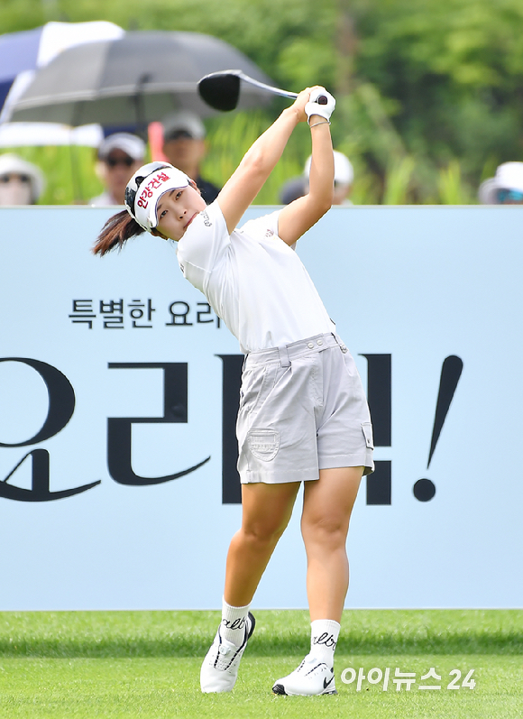 전예성이 7일 인천 청라 베어즈베스트 청라GC에서 열린 '롯데 오픈'(총상금 12억원, 우승 상금 2억1600만원) 최종 라운드에서 티샷을 하고 있다. [사진=곽영래 기자]