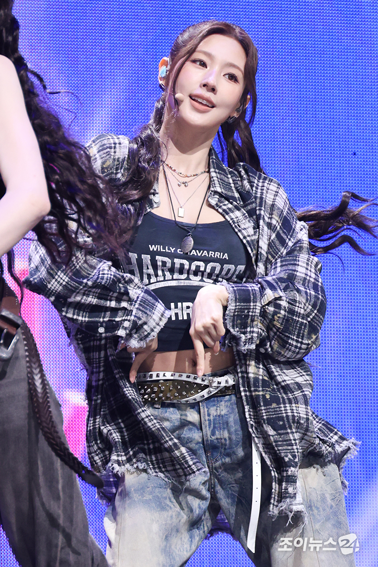 그룹 아이들 미연이 6일 오후 서울 광진구 광장동 예스24라이브홀에서 진행된 아이들(i-dle) 아홉 번째 미니 앨범 '위 메이드'(We made) 발매 기념 쇼케이스에 참석해 열띤 무대를 펼치고 있다. [사진=문수지 기자]