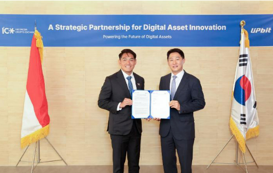 두나무가 지난 1일 인도네시아 가상자산 거래소 ICEx와 전략적 MOU를 체결했다. 사진 왼쪽은 팡 쉐 카이(Pang Xue Kai) ICEx 그룹 대표, 오른쪽은 오경석 두나무 대표 [사진=두나무]