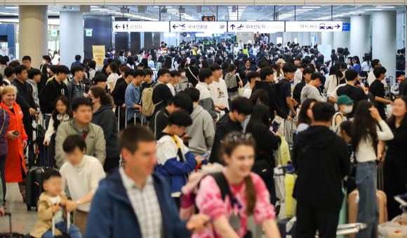 어린이날 황금연휴가 시작된 지난 4일 오후 제주국제공항 1층 도착장에 방문객들의 발걸음이 이어지고 있다. [사진=뉴시스]